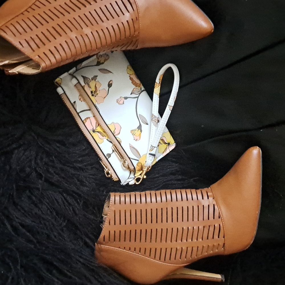 🏷A New Day Wristlet